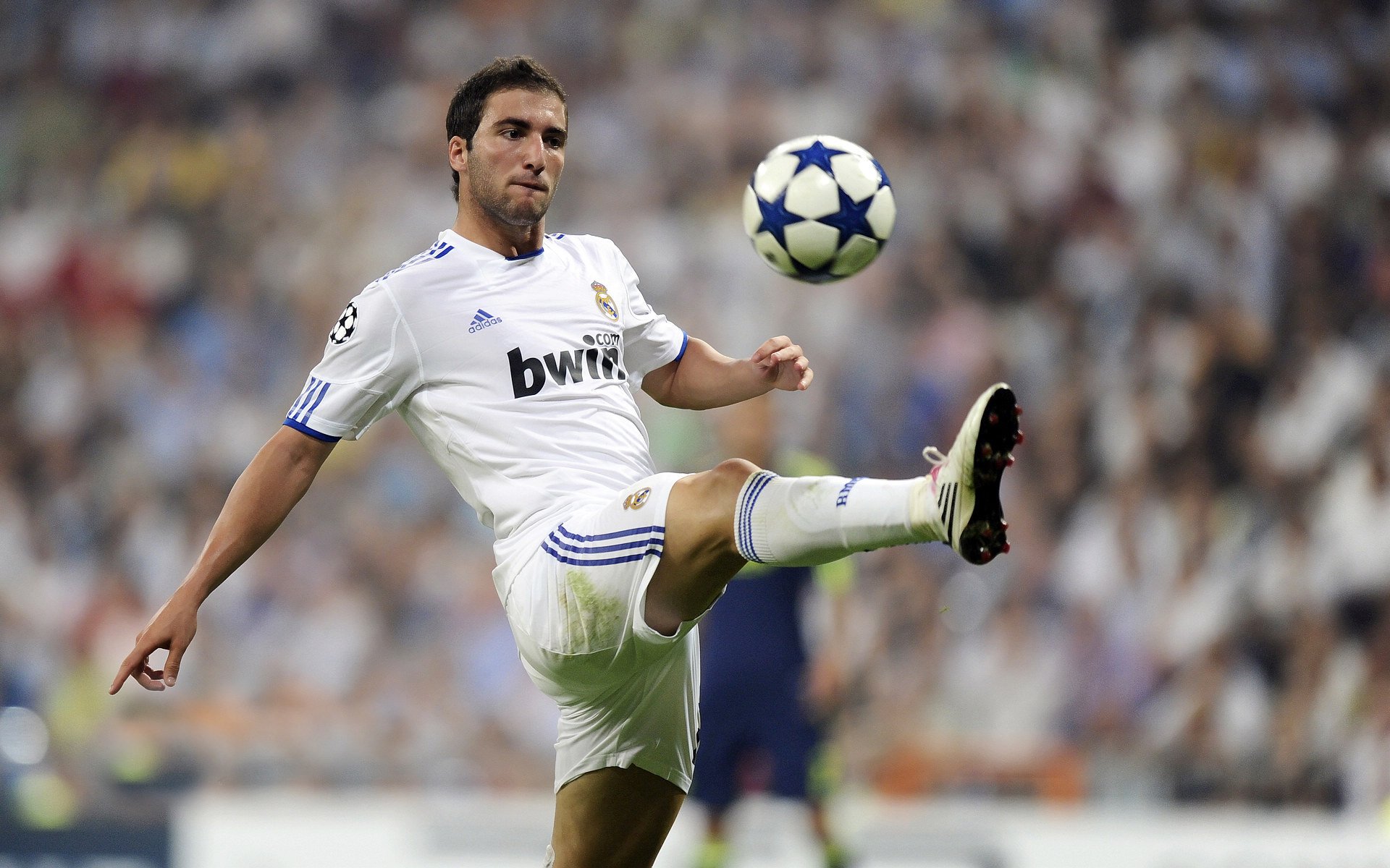 爱游戏手机版-德甲场面火爆：攻坚战中呈现极致实力，德甲收官战